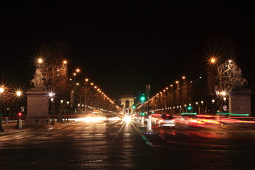 Fototapeta na wymiar Panorama nocturne de l'Avenue des Champs Élysées