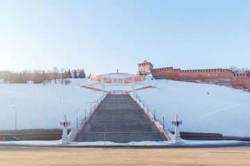 Вид на Чкаловскую лестницу в Нижнем Новгороде в солнечный зимний день