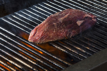 Steak auf Grill mit Flammen