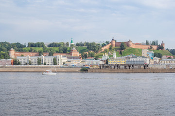 Fototapeta na wymiar Яхта на фоне панорамы Нижегородского кремля с реки Волга летом