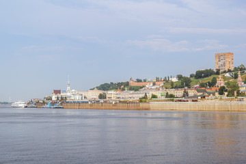 Fototapeta premium Вид на Нижний Новгород с реки летом