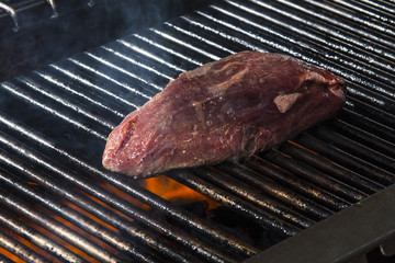 Thunfischsteak auf Grill mit Flammen