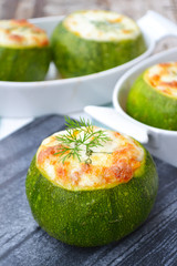 Zucchine ripieno con riso, rag&ugrave; alla bolognese e mozzarella