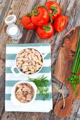 Insalata di fagioli, tonno, pomodori, erba cipollina e aneto