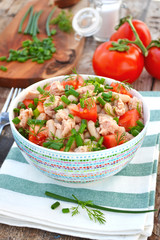 Insalata di fagioli, tonno, pomodori, erba cipollina e aneto