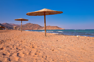 Wakacje w Egipcie. Plaża na wybrzeżu morza czerwonego.
