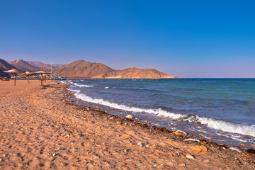 Fototapeta na wymiar Wakacje w Egipcie. Plaża na wybrzeżu morza czerwonego.