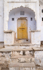 Fototapeta na wymiar Decrepit door in an old house in Pushkar, India 