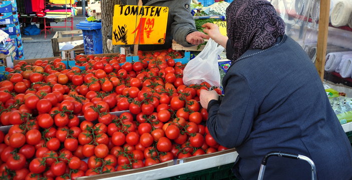 Frau mit Kopftuch beim Einkauf auf dem t&uuml;rkischen Markt am Maybachufer in Berlin-Neuk&ouml;lln