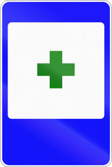 Obraz premium Belarusian informational road sign - First aid