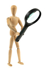 Mannequin en bois tenant une loupe 
