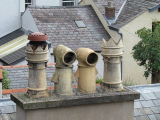 Schornsteine auf einem Dach in Wales, Großbritannien