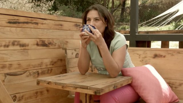 Mujer latina tomando caf&eacute;