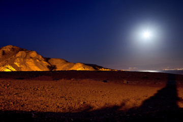 Wakacje w Egipcie. Oświetlone skały nocą