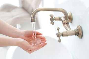 Mycie rąk. Kobieta płucze dłonie pod wodą © Robert Przybysz