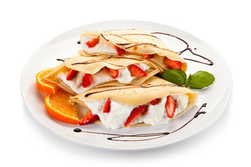 Pancakes with strawberries and creme