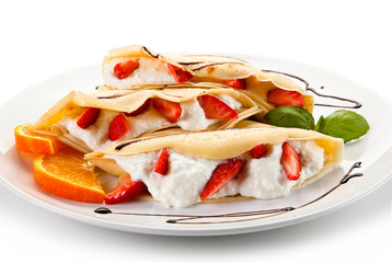 Pancakes with strawberries and creme