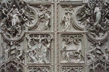 Sculture sulla facciata del duomo di Milano