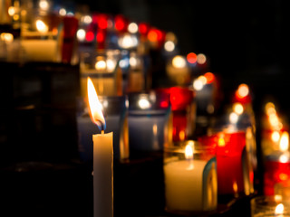 cierges dans l'église