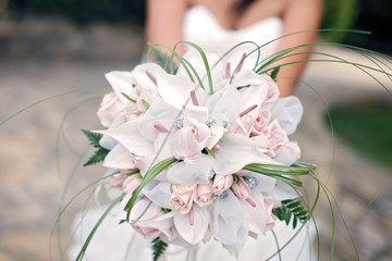 Bouquet sposa tenuto in mano e mostrato in macchina