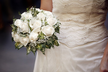 Mazzolino di fiori tenuto in mano da una sposa