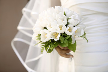 Mazzolino di fiori  bianco tenuto da sposa