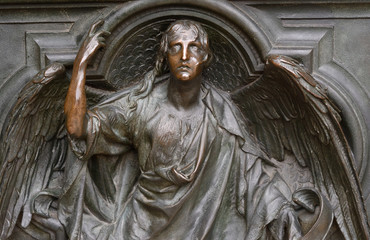 Scultura in bronzo sulla porta del duomo di Milano