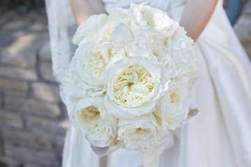 Bouquet bianco tenuto da sposa