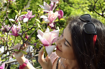 Obraz premium Young girl and magnolia