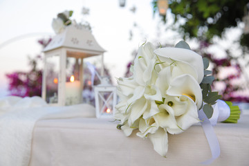 Bouquet di calle su delizioso tavolo con candelabri