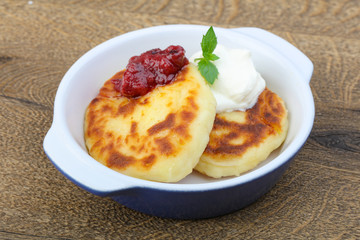 Cheese pancake with jam
