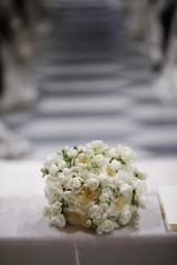 Bouquet sposa sia banchetto di chiesa e sfondo pavimento