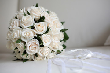 Bouquet sposa su tavolo bianco e sfondo bianco