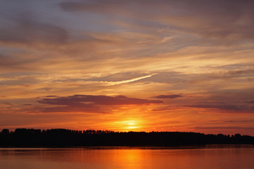 Obraz premium Sensual colorful sunset on the lake