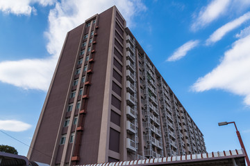 Obraz premium 高層住宅と青空３