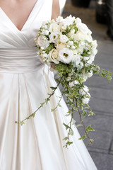 dettaglio di un bouquet tenuto in mano da una sposa