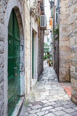 Fototapeta na wymiar Alleyway in historic center in Kotor, Montenegro