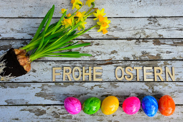 Osterglocken und Ostereier auf altem weißen Holz Hintergrund
