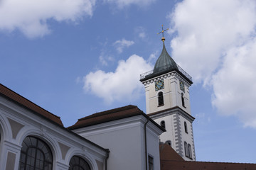 Fototapeta na wymiar Historischer Kirchturm mit Geländer auf dem Kirchturmdach