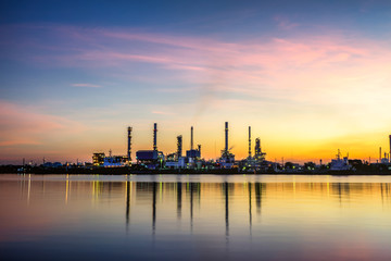 Obraz premium Low light scenery of Oil refinery at sunrise view