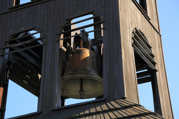 Dzwon na wieży w Gwoździanach, zbliżenie.