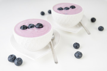Joghurt mit Blaubeeren auf Herzunterteller