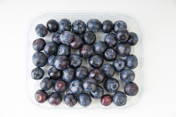 Blaubeeren in Plastikverpackung von oben