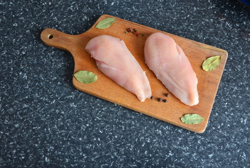 kurczak na drewnianej desce z przyprawami