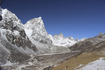 Nepal mit seinen hohen Bergen und jede Menge Schnee