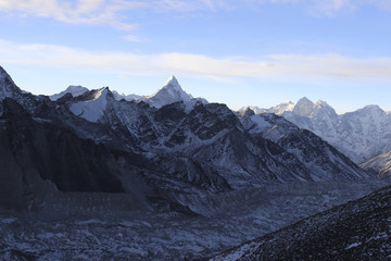 Fototapeta premium Nepal mit seinen hohen Bergen und jede Menge Schnee