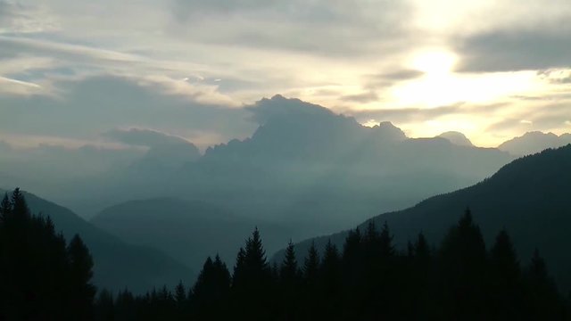 Morgennebel heben sich vor Monte Civetta (3220 m) und Monte Pelmo (3168 m) in den Dolomiten, S&uuml;dtirol, Italien. Blick von Falcade, Provinz Beluno.