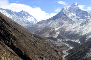 Nepal mit seinen hohen Bergen und jede Menge Schnee