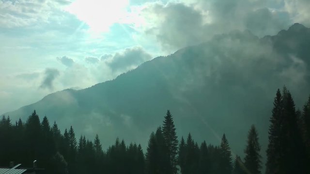 Morgennebel heben sich vor dem gegen&uuml;berliegenden Berghang in den Dolomiten, S&uuml;dtirol, Italien