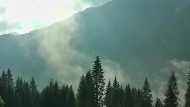 Morgennebel heben sich vor dem gegen&uuml;berliegenden Berghang in den Dolomiten, S&uuml;dtirol, Italien